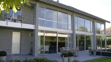 Moderne woningbouw met veel licht