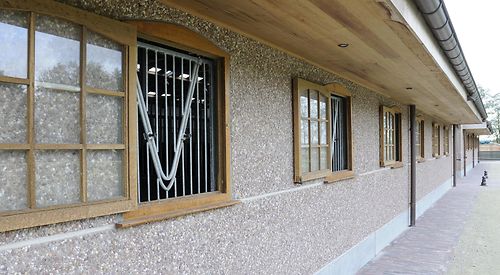 Paardenstallen en rijhallen